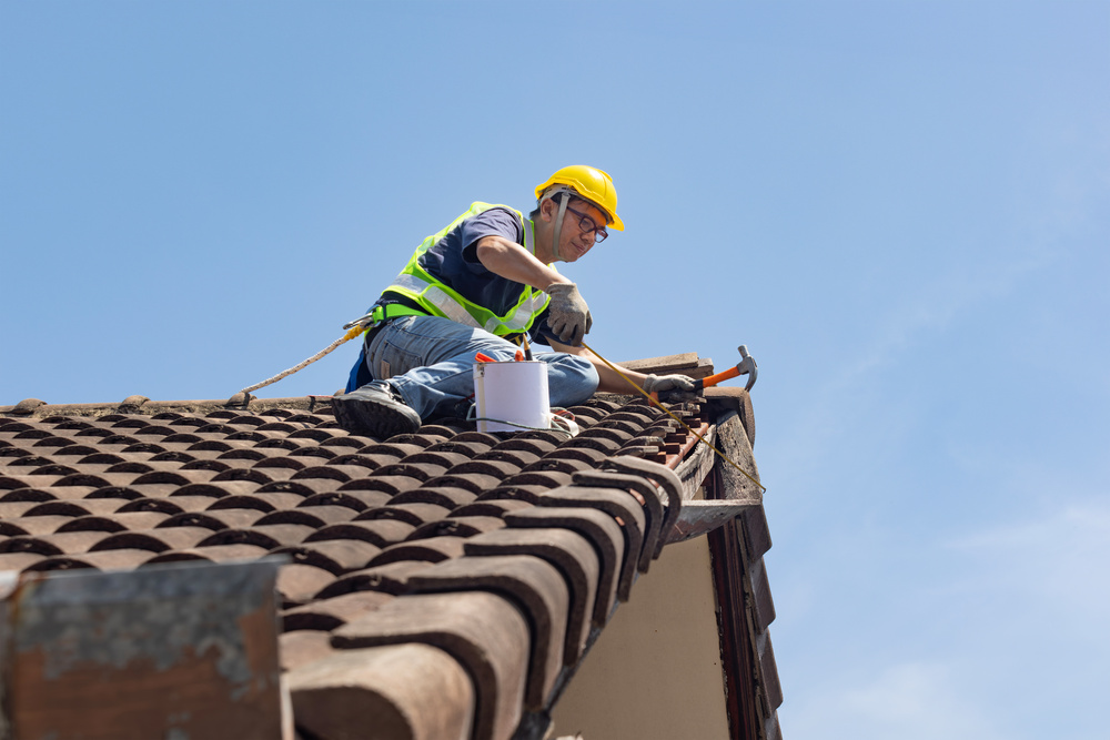 Worker man repairing eaves